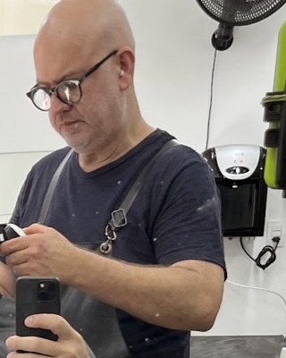 Ed cortando o cabelo de um cliente